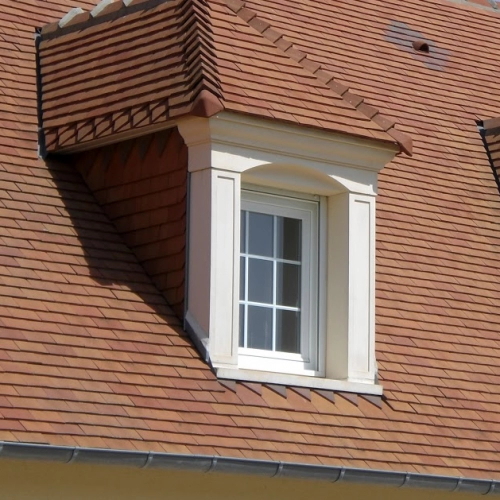 Lucarne à fronton droit à Doucine